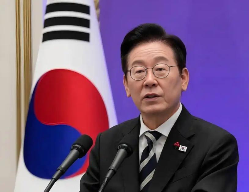 李在明这个人确实不简单。刚把总统位置坐稳一年多，他就把韩国最敏感的一块制度重新摆