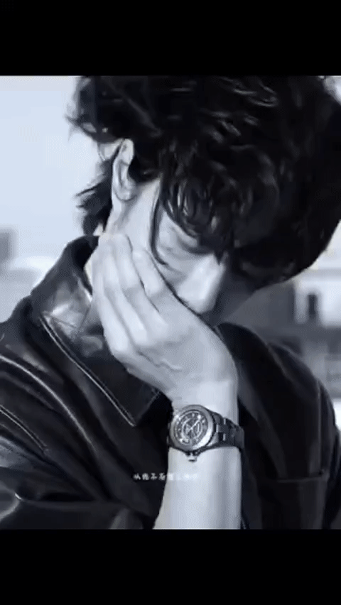 王一博越来越有味道了！
浑身散发着成熟男性的魅力，兼有少年的青春感。
男性荷尔蒙