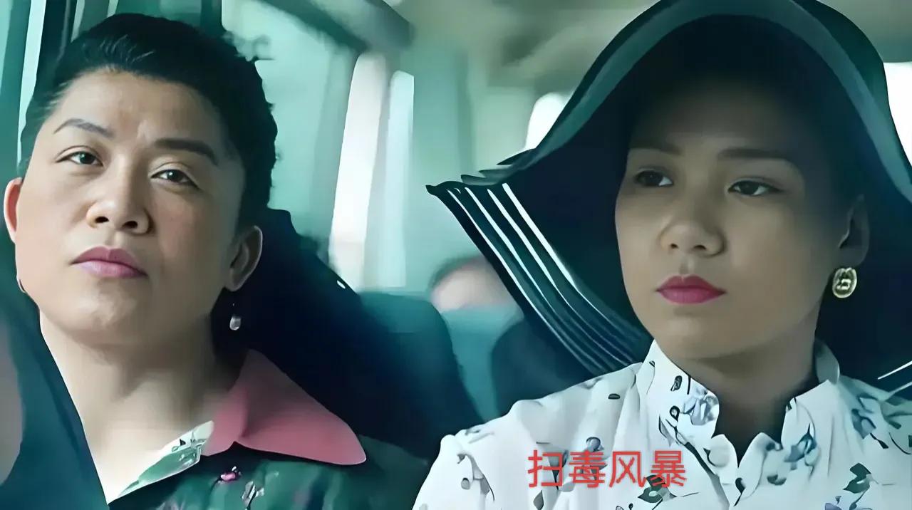 追剧《扫毒风暴》，剧中美女如云，但有两个身材健硕的冷血杀手让人大开眼界！这两个女