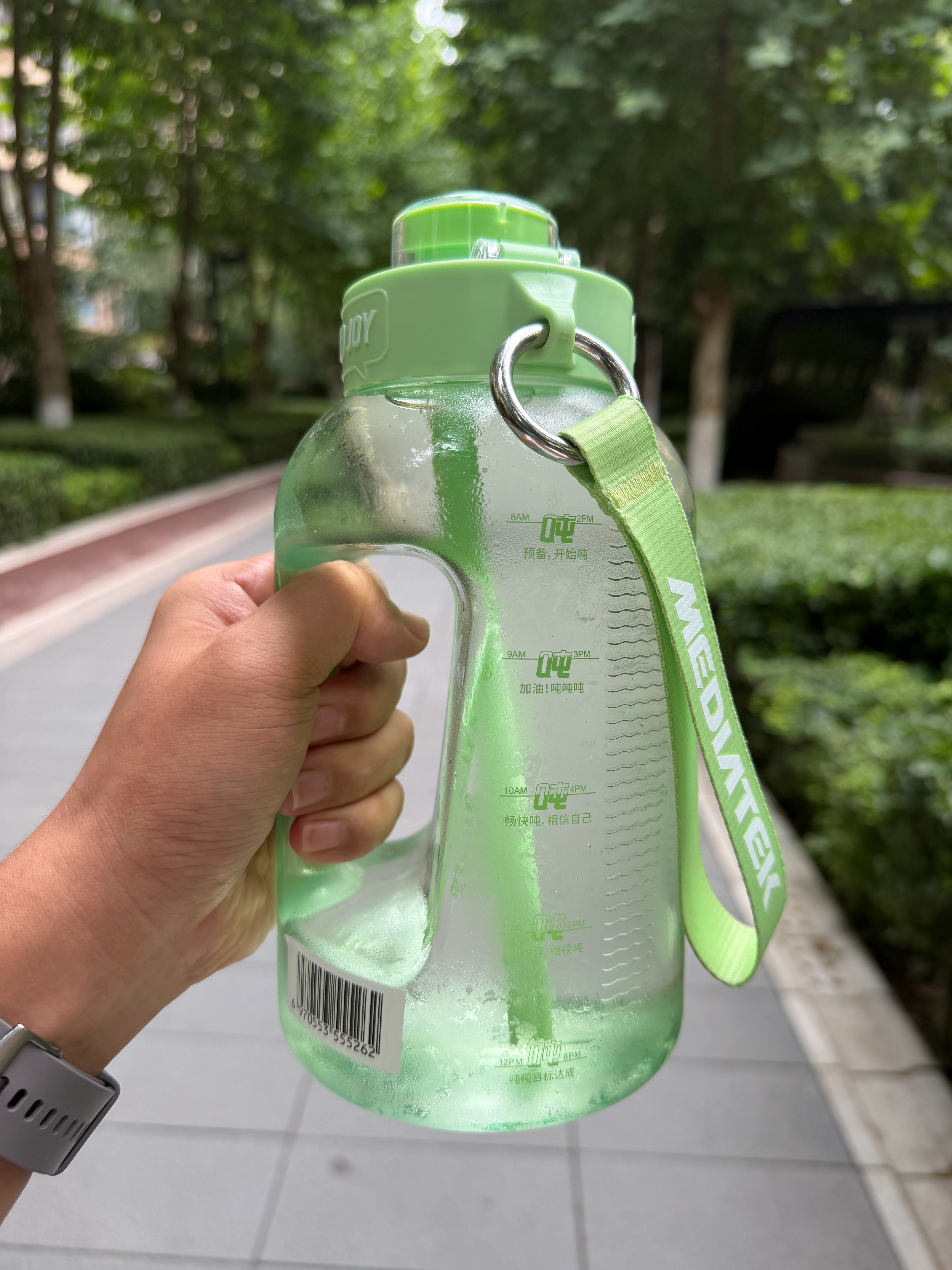 刚在电梯里遇见三个骑儿童自行车的小孩，我先进电梯等他们进来后，问他们去几层帮他们