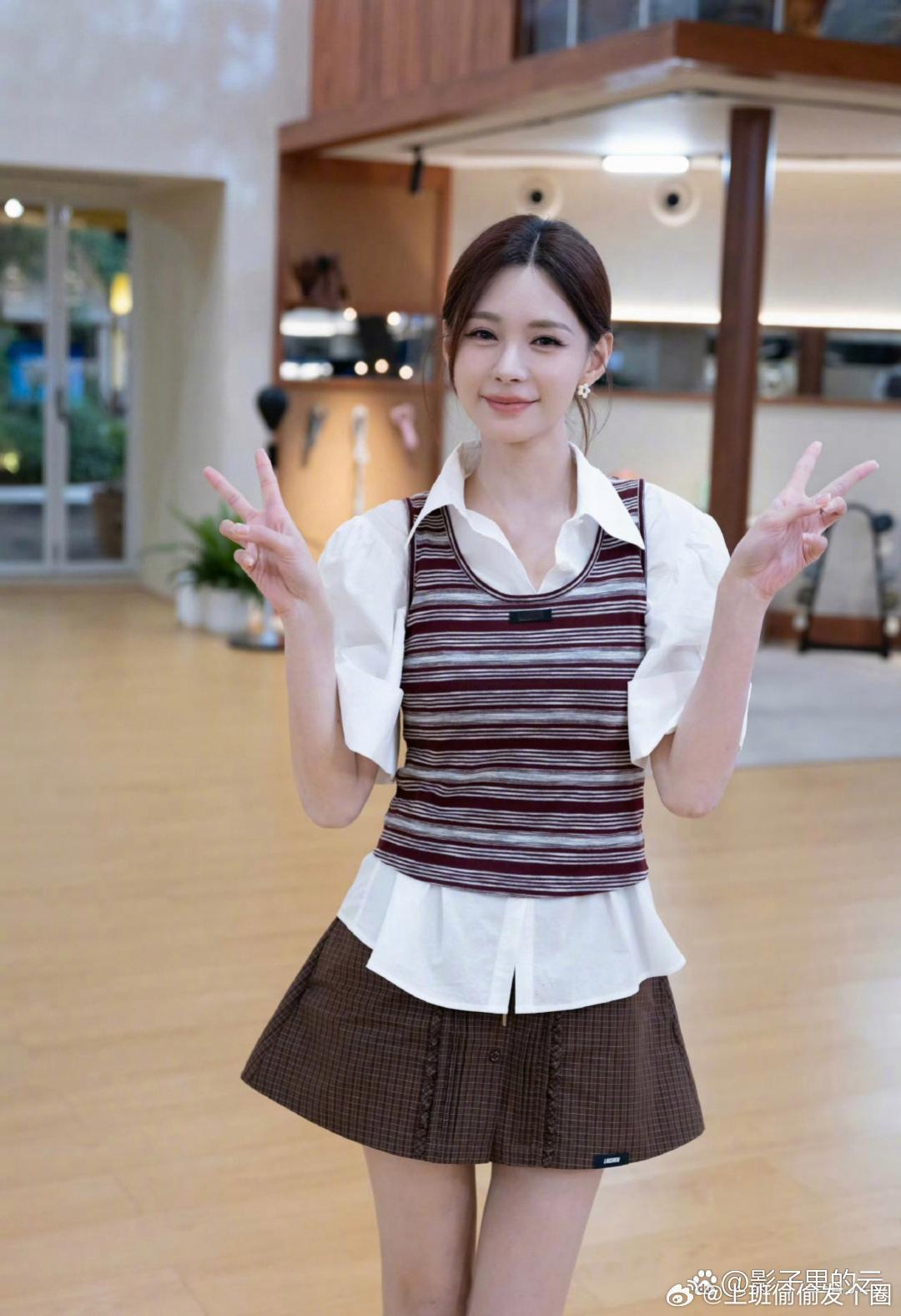 沈梦辰张凌赫同款文案综艺《我们的宿舍》里，沈梦辰看到张凌赫带着相机，立刻夹子音上