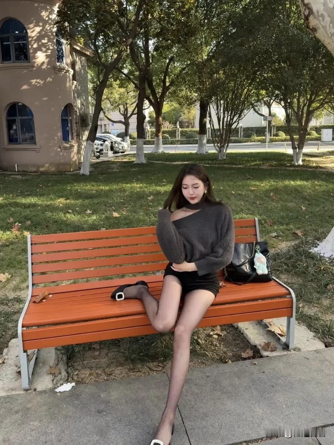 秋日午后，公园长椅上的时尚穿搭！女生裙子应该怎么搭配 如何展现少女的温柔气质呢?
