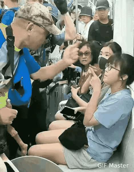 别人可以让！就是不给你让座！
老爷子一上车，就要求小姑娘让座，口出狂言，没有想到