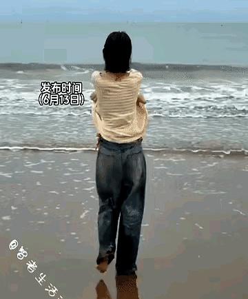 女儿在海边摆姿势拍照，妈妈为什么突然冲上去拦？
这画面一看就让人捏把汗。
视频里
