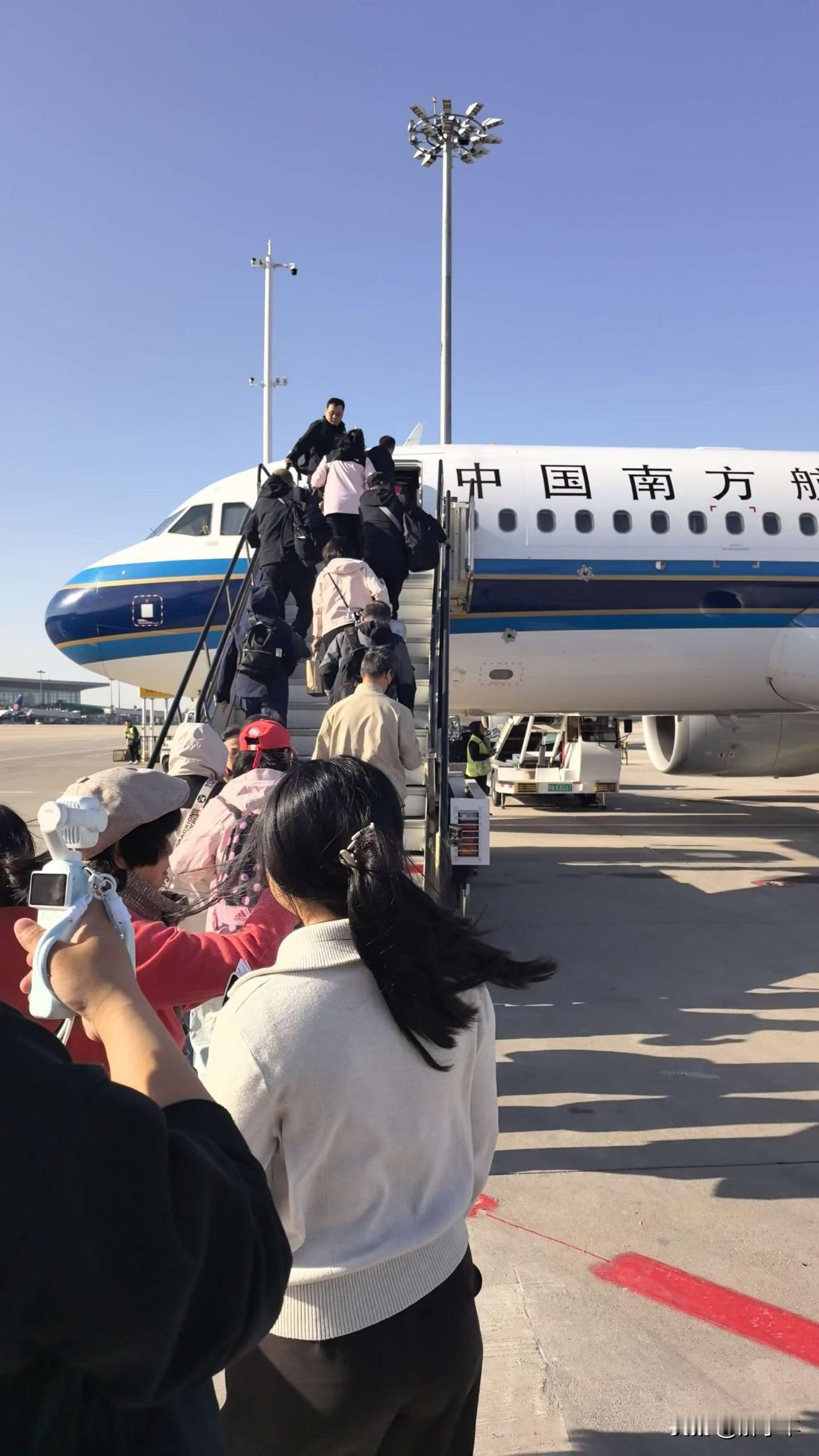 a股即将进入今年最后的一轮拉升行情，
周五主力放量，增加4000多亿，
那么本轮