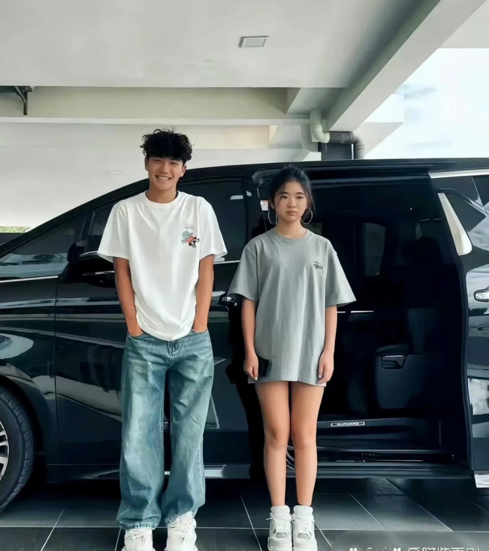 记得以前看《爸爸去哪儿》，曹格的孩子还是小豆丁呢，一晃眼现在都长大成人了，不过奇