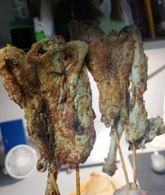 逆天绿“鹅腿”，这也敢吃的哦，不愧是鸭骗战争…你们刷到最近很有争议的卖鹅大姐嘛，