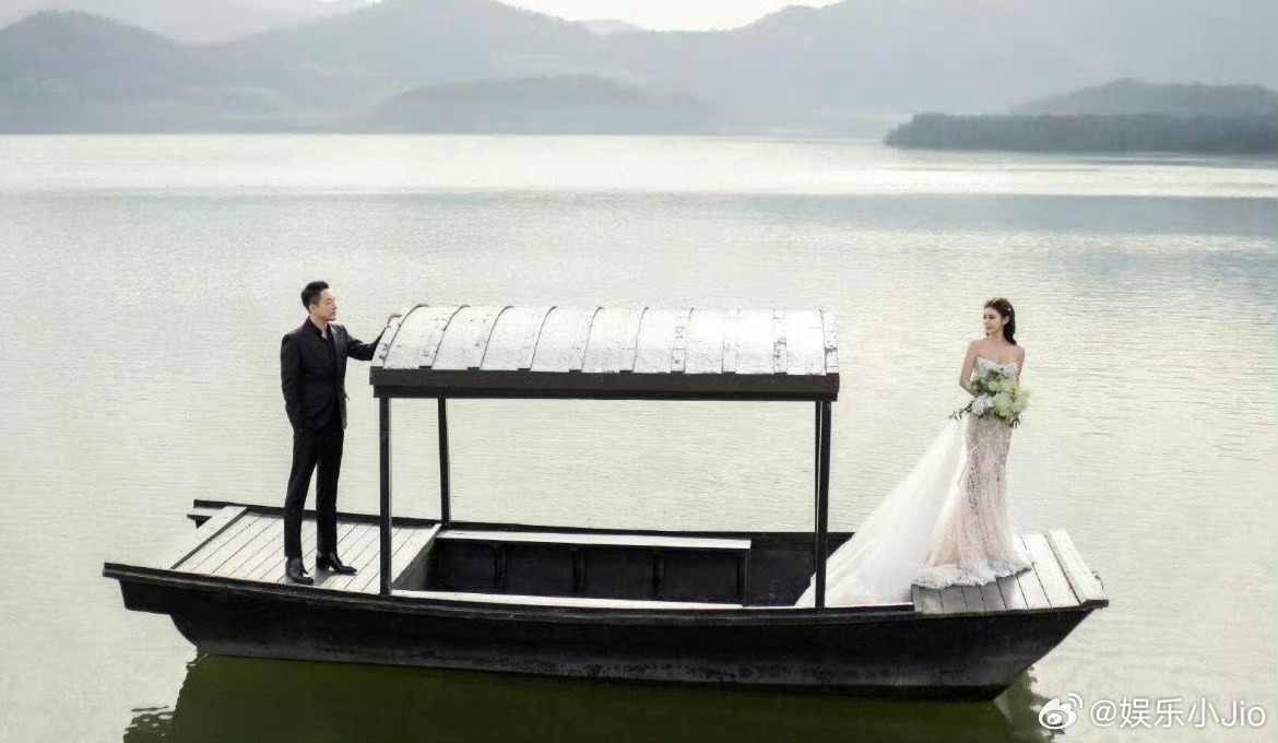 汪小菲马筱梅结婚照公开 ​​​，现在的美女怎么都审美降级了，这跟qko有得一拼[