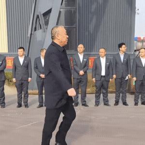 走路带风，霸气侧漏，这才是真正的大佬！只要不在工人身上缺德，遵守劳动法，人家咋牛