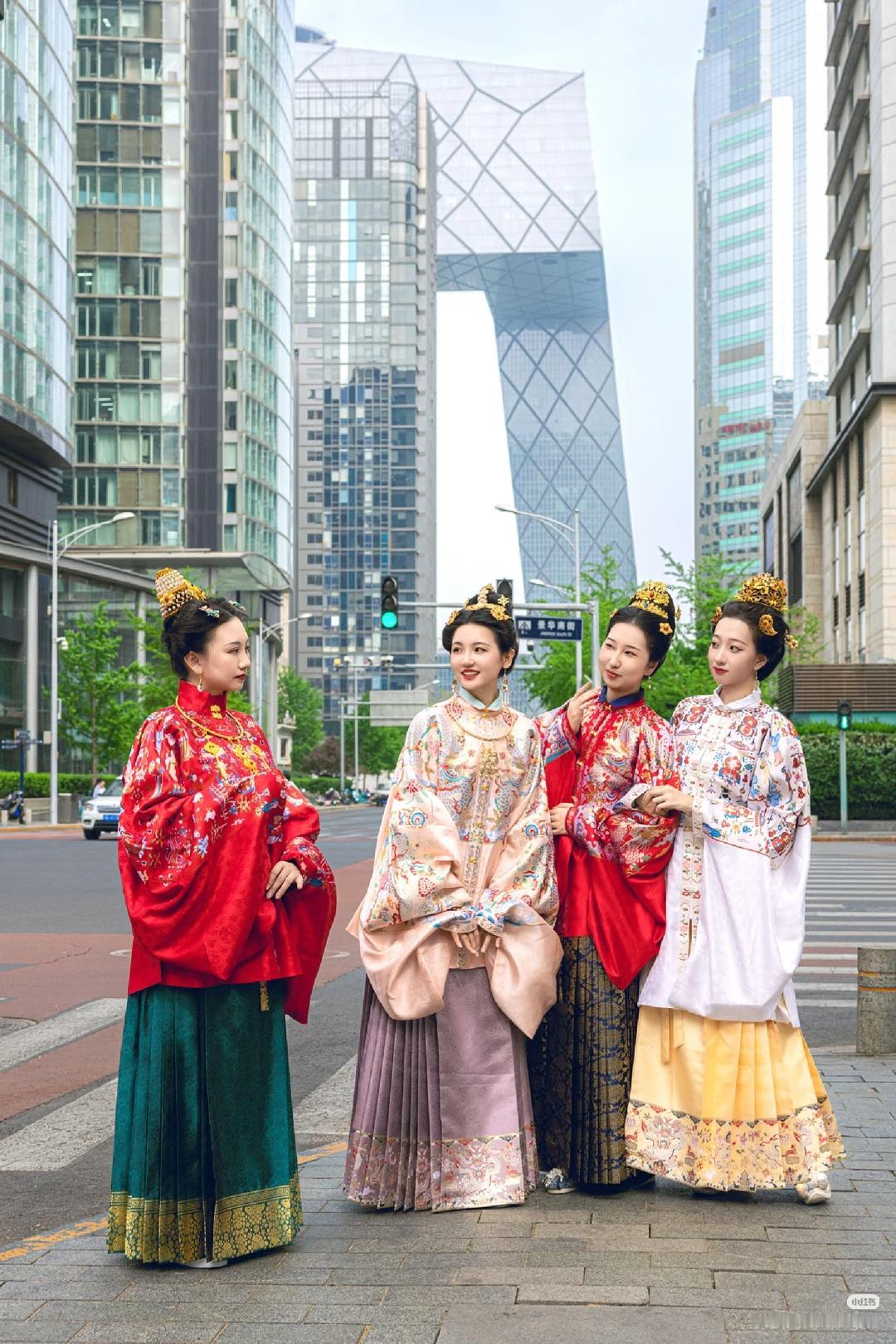 真没想到，故宫东华门刚搞起来的汉服租赁，才活了半天就被叫停了。精美汉服全被收走，