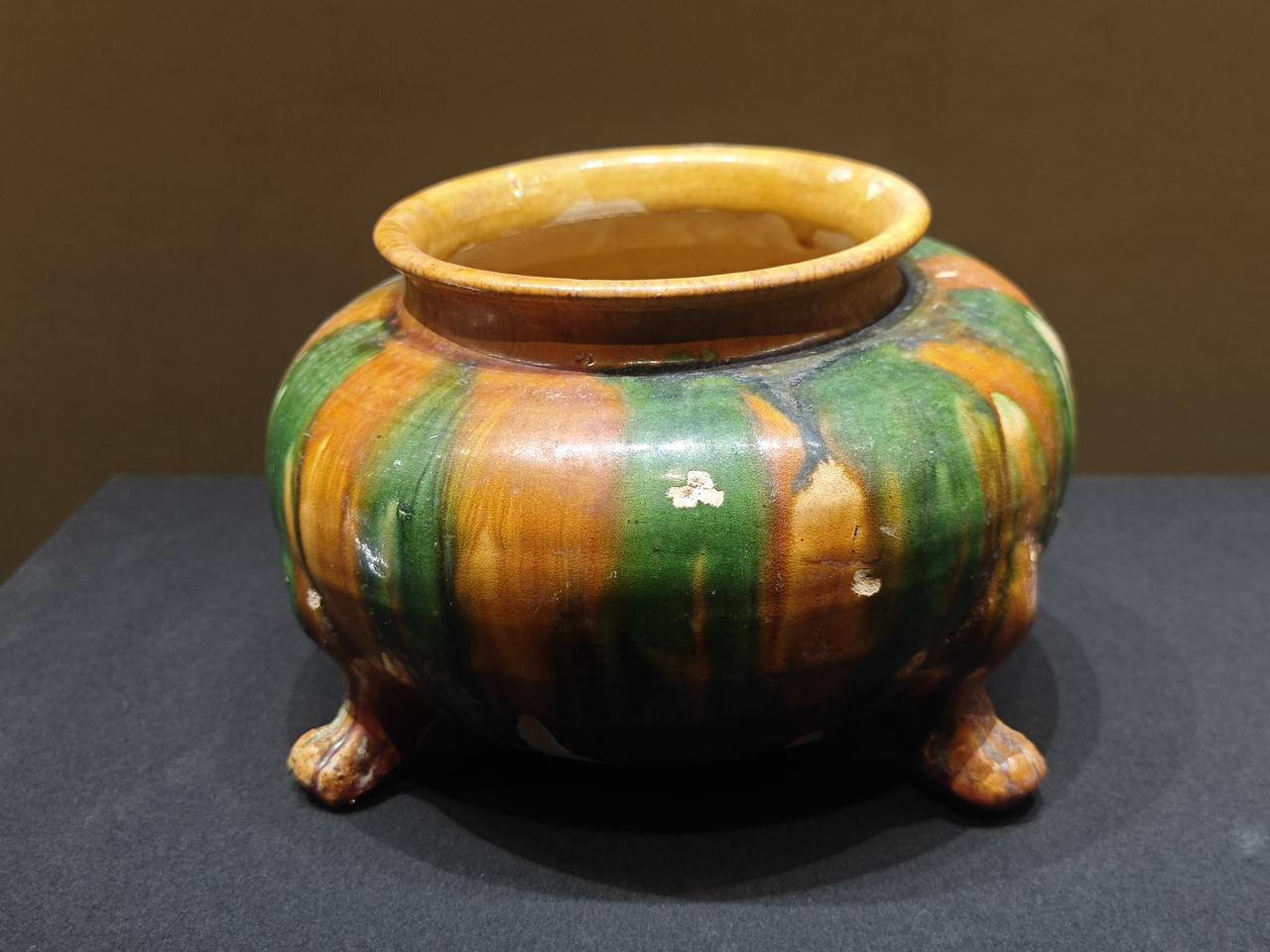 走入在中国美术馆《饰文焕彩——河北古代艺术珍品展》的陶瓷展区，一派北地瓷韵，千年