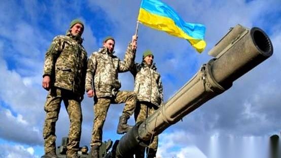 打了快四年，俄罗斯好像终于想明白了。
仗，根本不是这么打的。
推过去几公里，插个