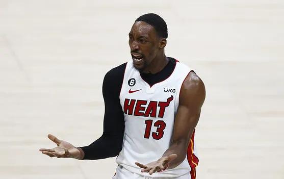 阿德巴约不满鲍尔的做法！因为当鲍尔通过恶意犯规让阿德巴约遭遇了赛季报销的伤病之后