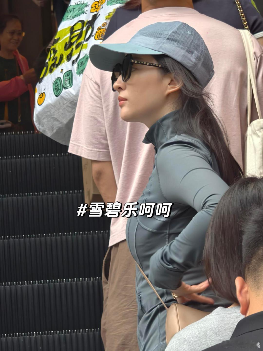 一抬头看到了刘亦菲刘亦菲香港被偶遇 路人抓拍，侧脸线条太优越 