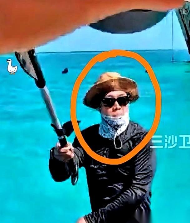 网传7月20日仁爱礁的那段冲突画面里，所有人都在盯双方手里抡的棍子，但我劝你死死