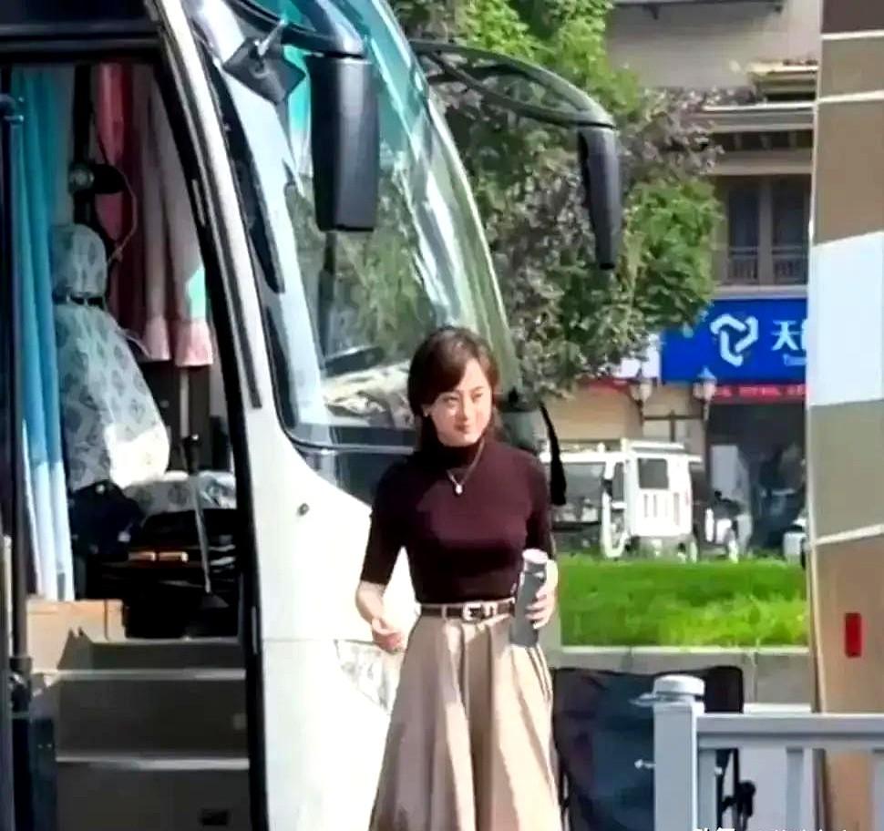 43岁的孙俪被路人高清镜头怼脸拍，眼角细纹清清楚楚，评论区居然没一个人喊“断崖式