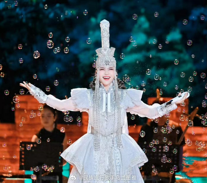 乌兰图雅 半永久嬉皮笑脸都累没了乌兰图雅上浪姐把“半永久嬉皮笑脸”玩出了新高度！