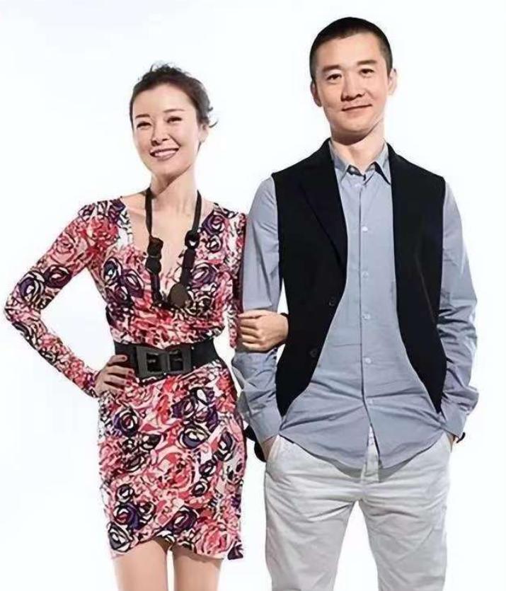 当年还没离婚的黄志忠爱上了柯蓝，为了与柯蓝在一起，不惜与发妻何音离婚。可没想到同