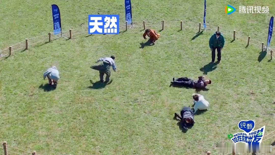 #谁家综艺在屎上打滚啊#看《现在就出发》，被他们的大胆举动震惊了。在屎上打滚，这