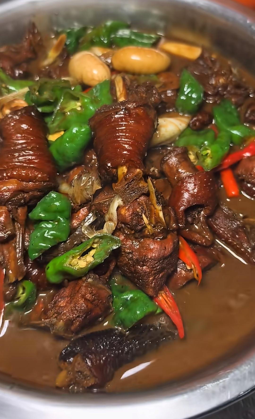 一盘香辣炖鸡🐔，真下饭！假期在家没事儿，自己炖了个农家鸡🐔。大家看这颜色怎么