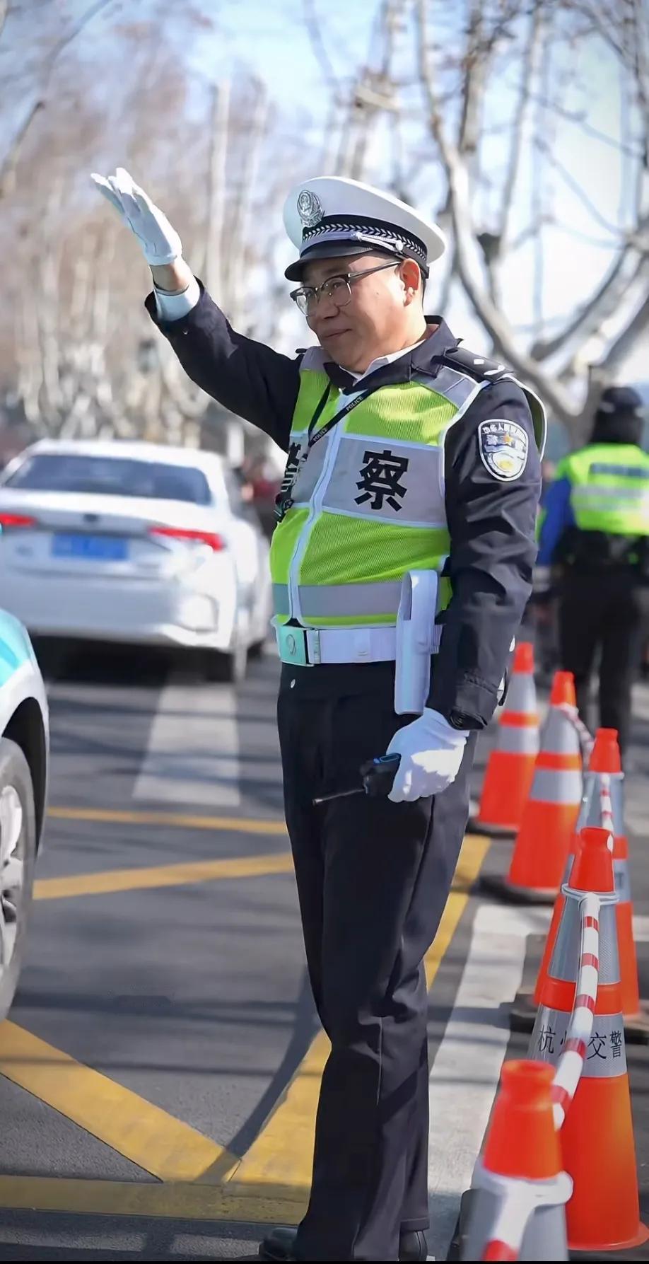 春节假期，好多白衬衫警察叔叔指挥交通，面相真不一样啊！一看就是真警察，不是辅警。