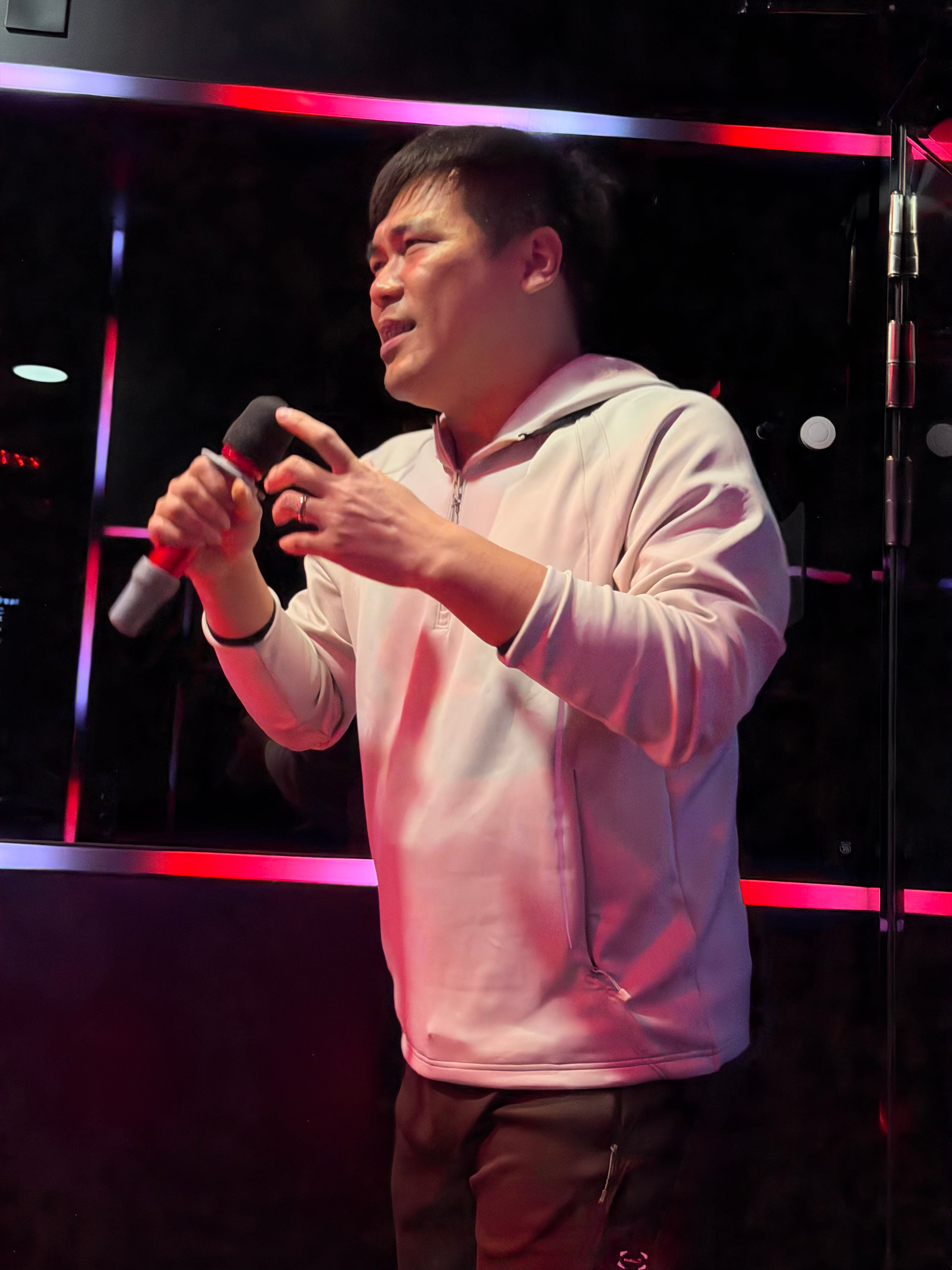 在KTV里面，有人唱粤语歌曲，我都佩服的不得了，没有想到大哥会唱日语歌曲，我跪服