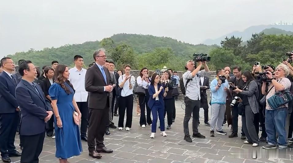 塞尔维亚和总统武契奇前往居庸关长城，中方特别安排了塞尔维亚演员在长城上穿着传统服