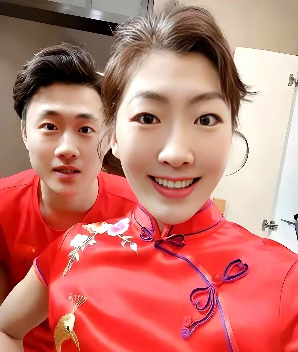 人民日报专访桃心夫妇 最牛夫妻档！别人夫妻是搭伙过日子，他们夫妻是搭伙拿金牌。真