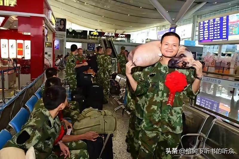 听着听着眼泪掉下来了！
 
这位军人战士说：你知道部队的床单为什么是白色的吗？因