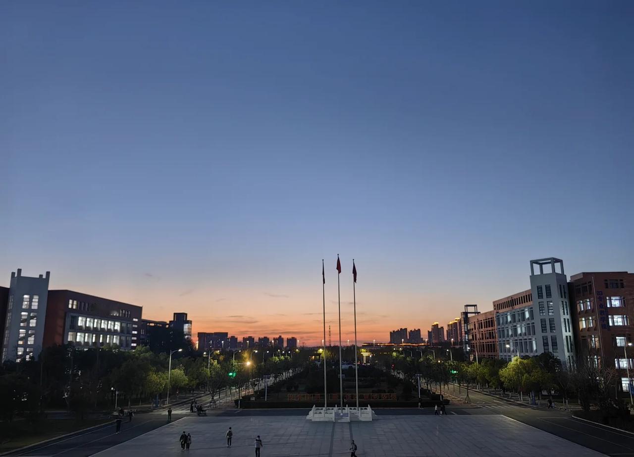 航院！厉害啦！
越来越喜欢我航了
风景很美
航空航天 美丽的学校 郑航 郑州航空