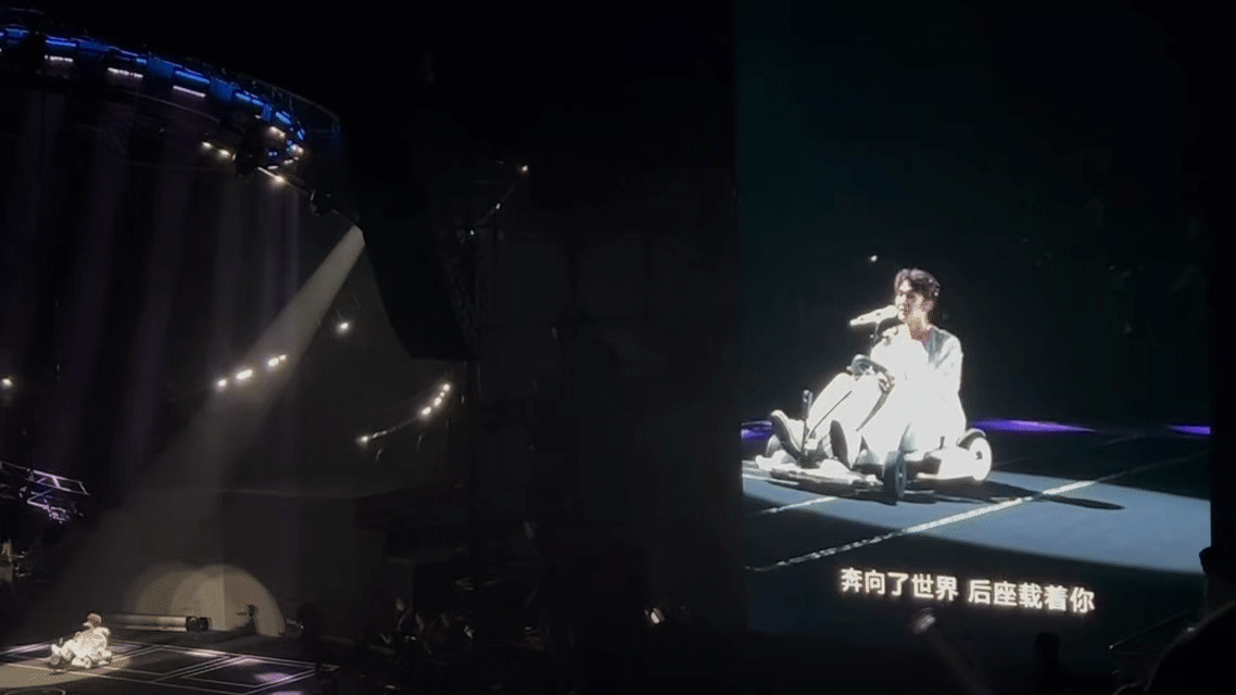 王赫野在舞台上练科目二 王赫野的舞台真的惊喜不断，开玩具车登场太有梗了，麦架在车