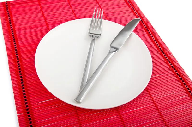 上联：有滋有味杯中酒；诚邀下联没滋没味盘中餐。