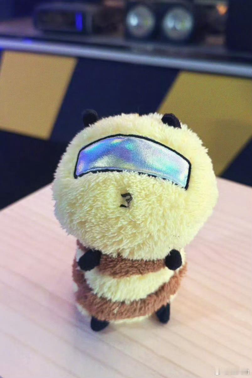 魏大勋酷bee下班我们的酷bee下班啦！准时杀青下班！期待我们第二季再见！魏大勋