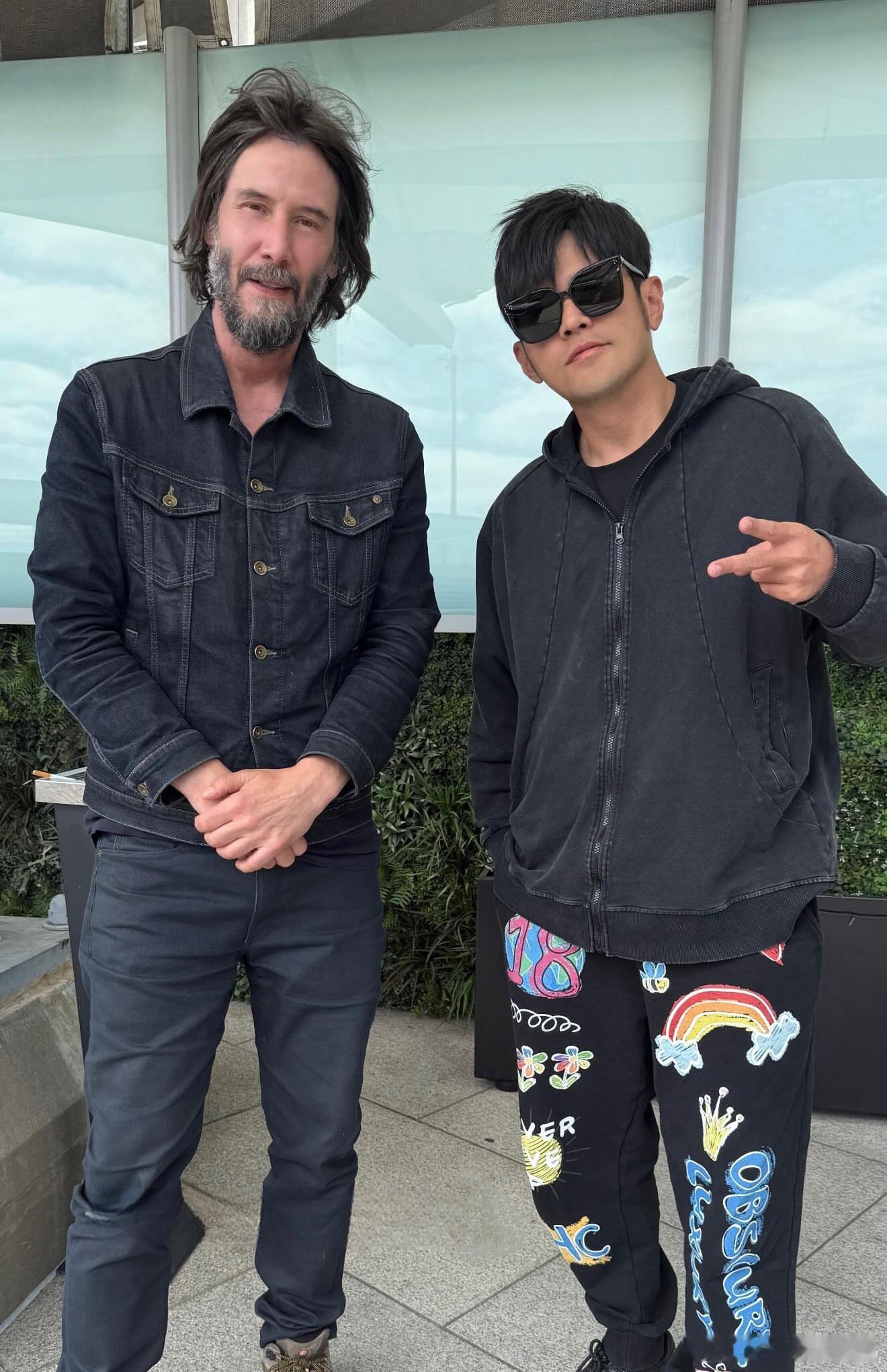 周杰伦基努里维斯合影基努·里维斯 今日，“周董”周杰伦（Jay Chou）晒出与