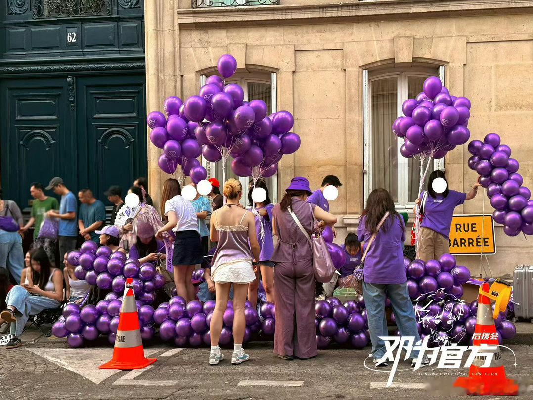 邓为巴黎时装周人气 巴黎的街被紫色铺满了，邓为这次去时装周确实带了不少排面，粉丝