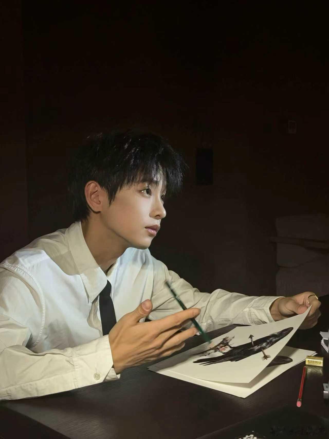 彭昱畅说我要开始作画了 彭昱畅：各位朋友请注意，我要开始作画了  白衬衫顺毛造型