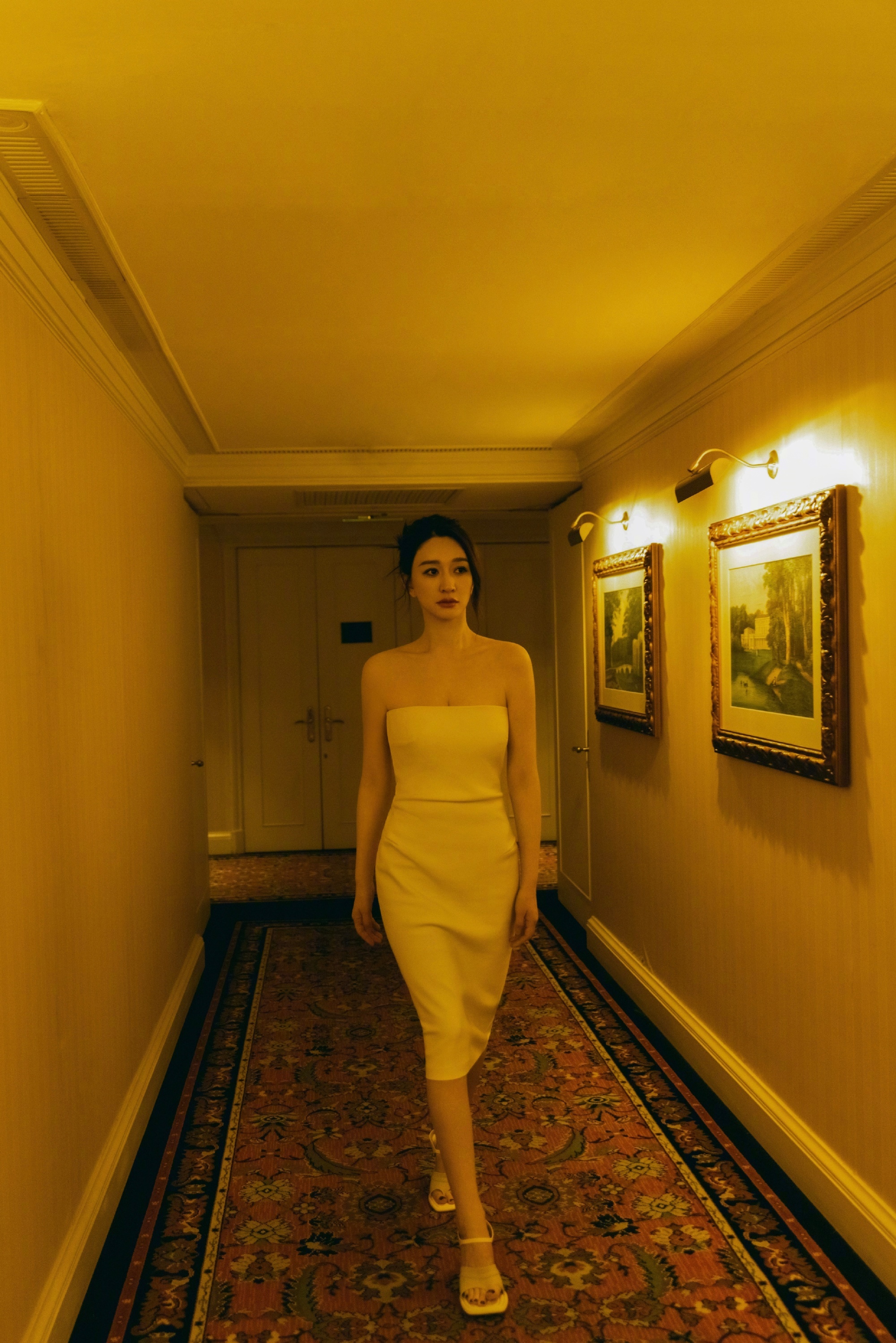 李小冉，金色抹胸裙，优雅静谧。李小冉