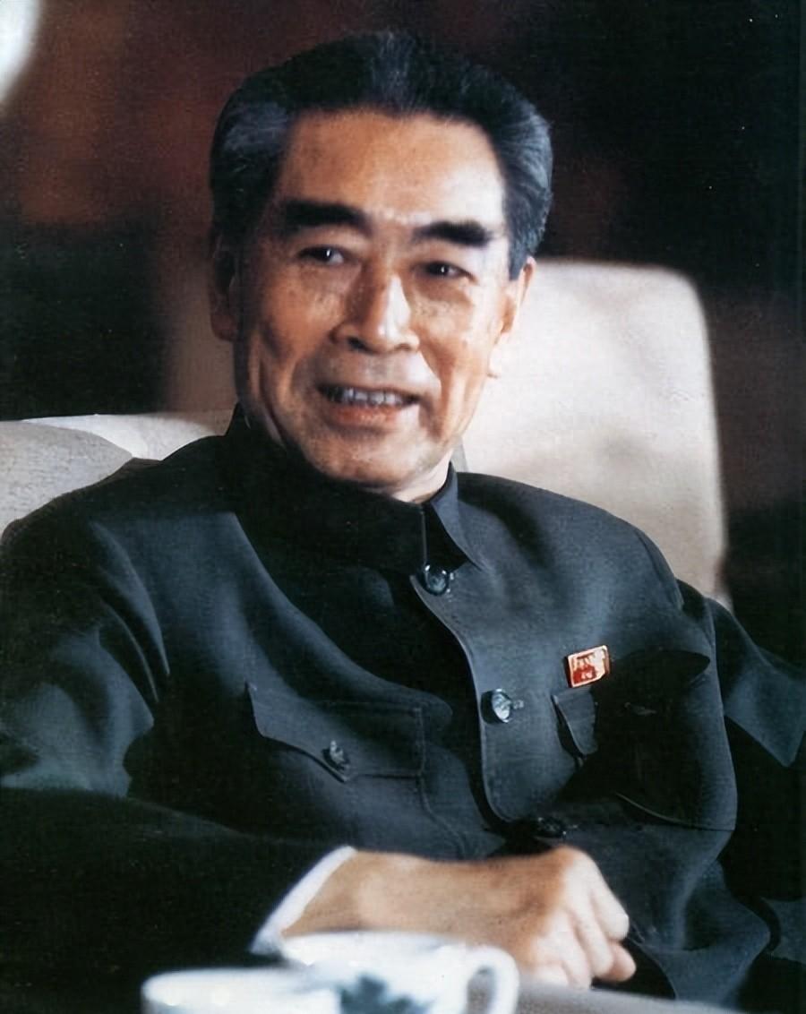 1955年许世友对于只授予上将军衔表示不满，找周总理理论时，总理提到两人让他心服