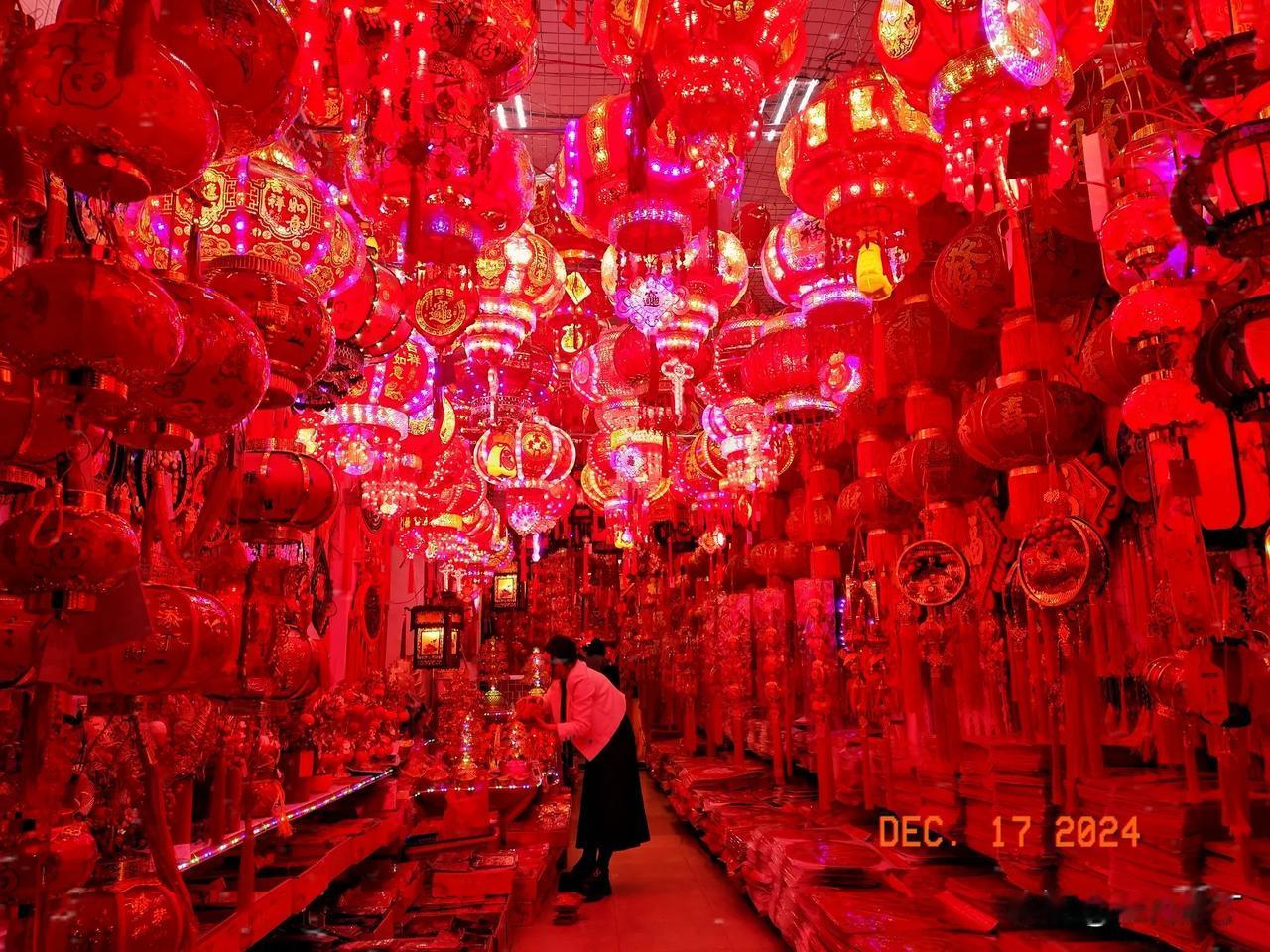 园中桃花红。
