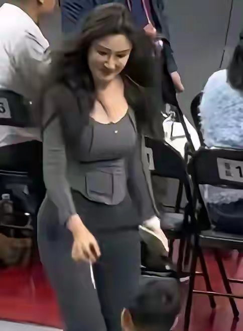 周琦老婆越来越有韵味了。周琦球场下调教确实比场上强！cba上海男篮vs北京男篮C