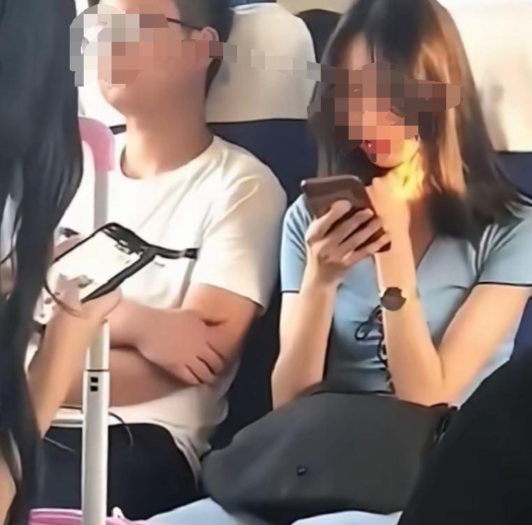 小仙女：你闭着眼，不玩手机，抱着个手，并不妨碍我把你挂小红书上群嘲—“姐妹们受不