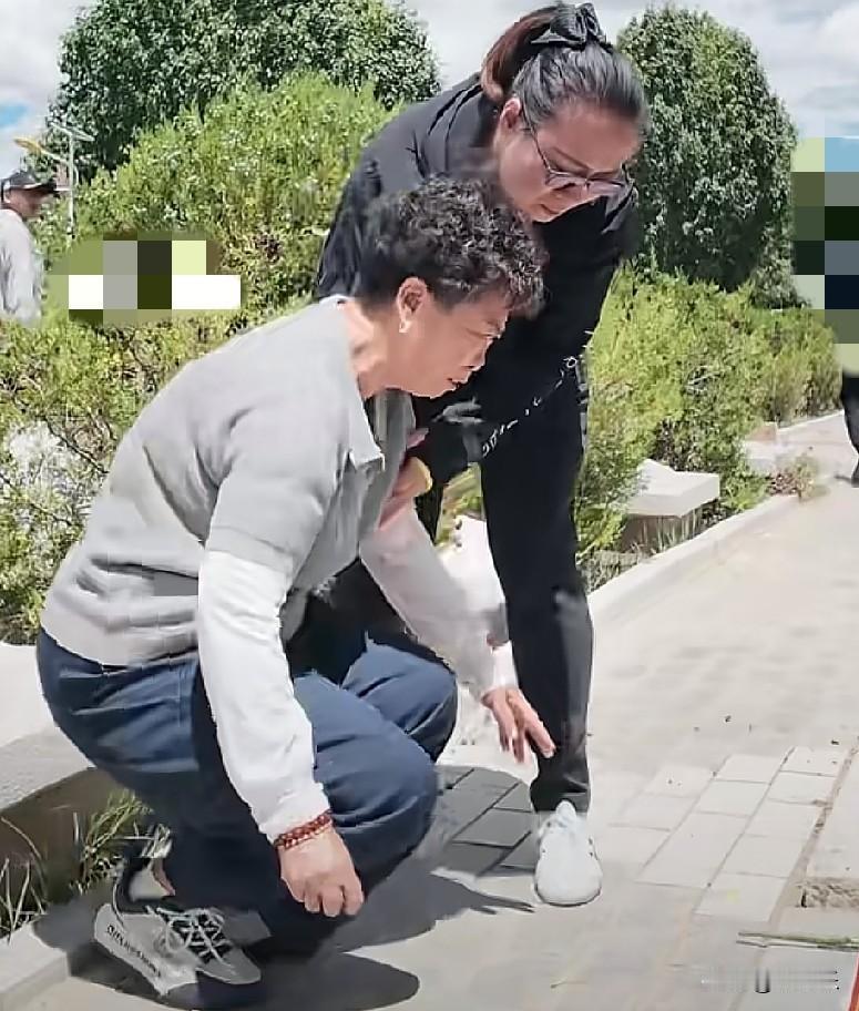 近日，西藏日喀则，一女儿千里赶赴西藏，在父亲墓前含泪告慰烈士父亲。女儿跪在父亲墓