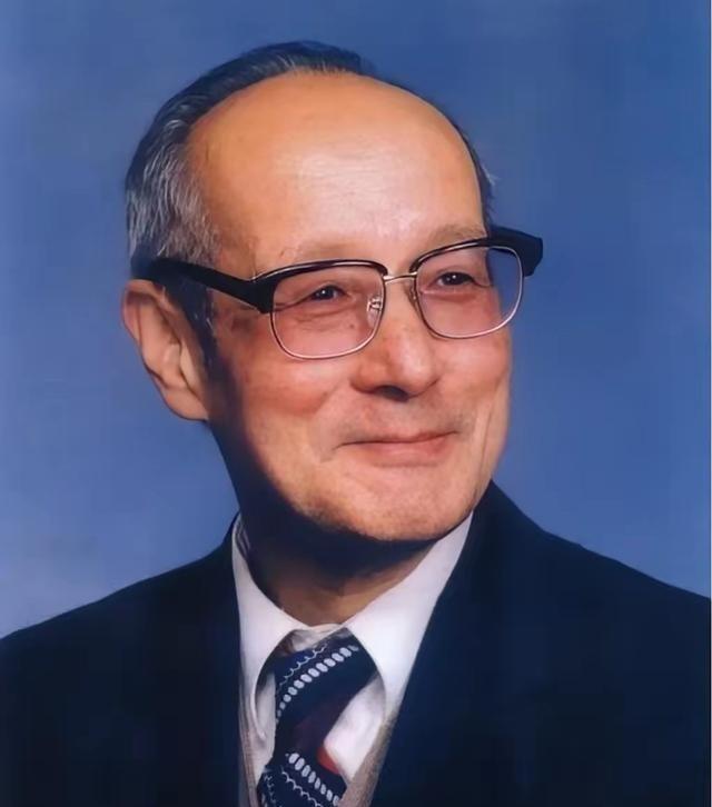 他是中国稀土之父，上世纪70年代成功突破稀土提炼技术。在72年之前，全世界的稀土