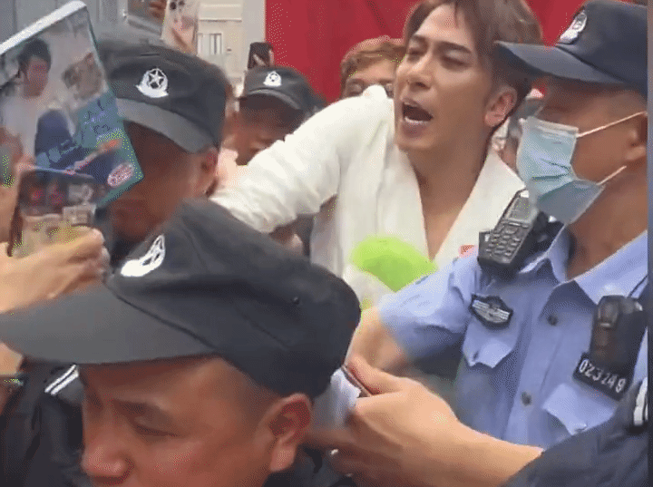 黄宗泽看到这一幕会不会拿出手机笑他，吴卓羲也没想到有这么多粉丝，完全顾不上形象了
