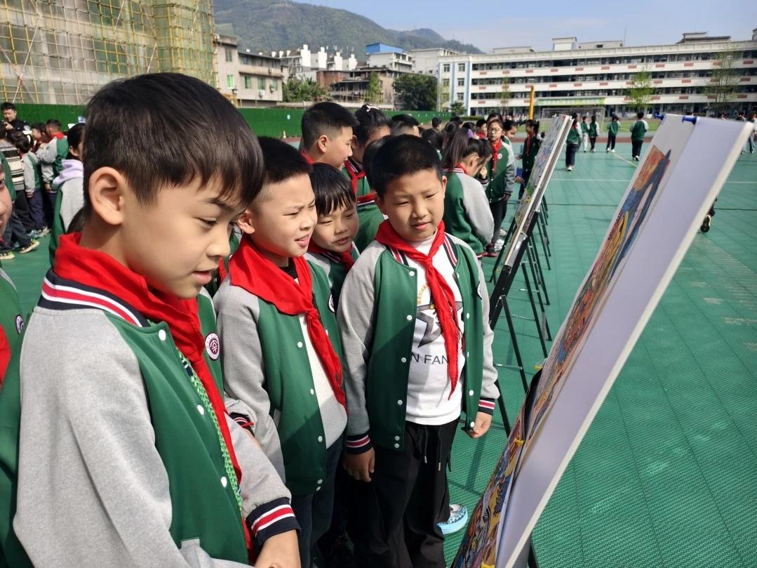 随着掌声在校园内响起，一场特别的颁奖仪式为沙湾区“争当反诈小卫士”作品征集活动于