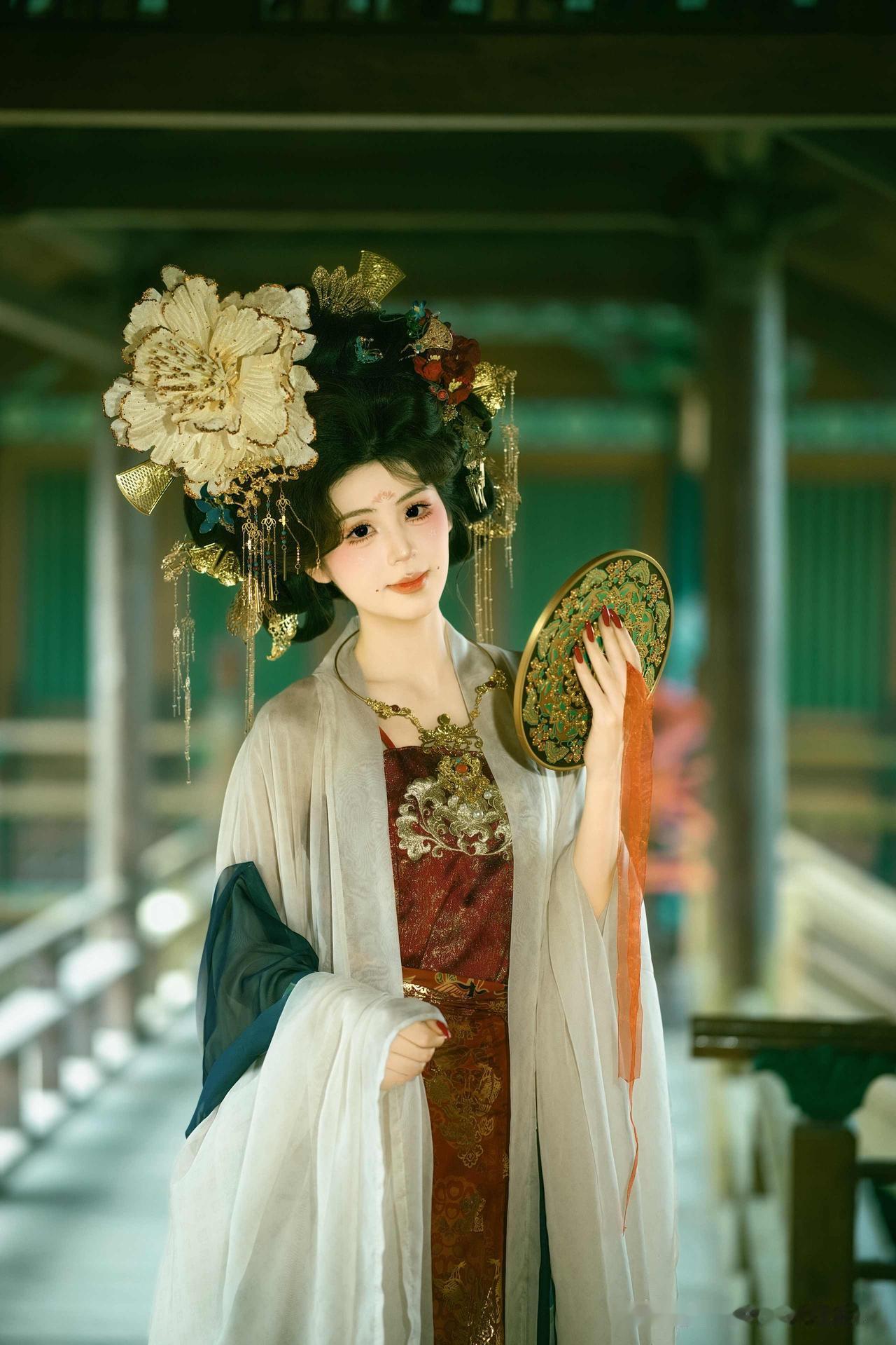 花间持镜照红妆，步摇轻颤映流光，一眼万年，梦里大唐的温柔都藏在这回眸里啦。唐风古