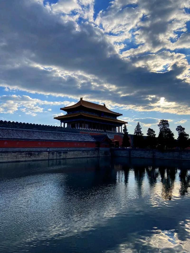 真蓝黑跟法兰克福有点像。真蓝黑出手了多少个类似霍伊伦这样的球员了，不带使用说明书