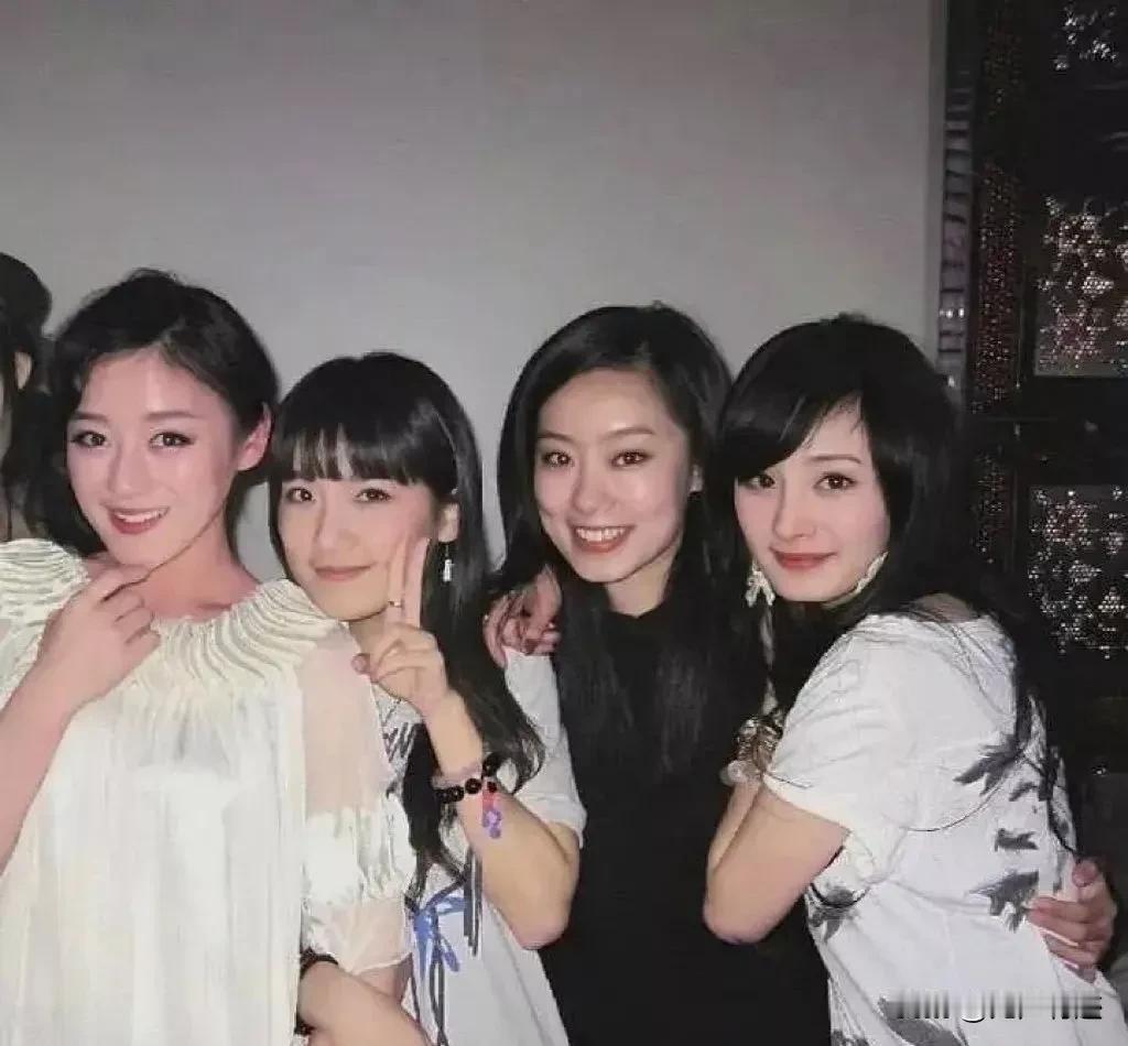 难怪杨幂会红，看看在一群帅哥美女中间，杨幂最有灵气！