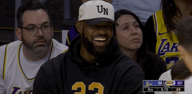 哈哈哈詹姆斯这会儿在乐啥呢？ ​​​