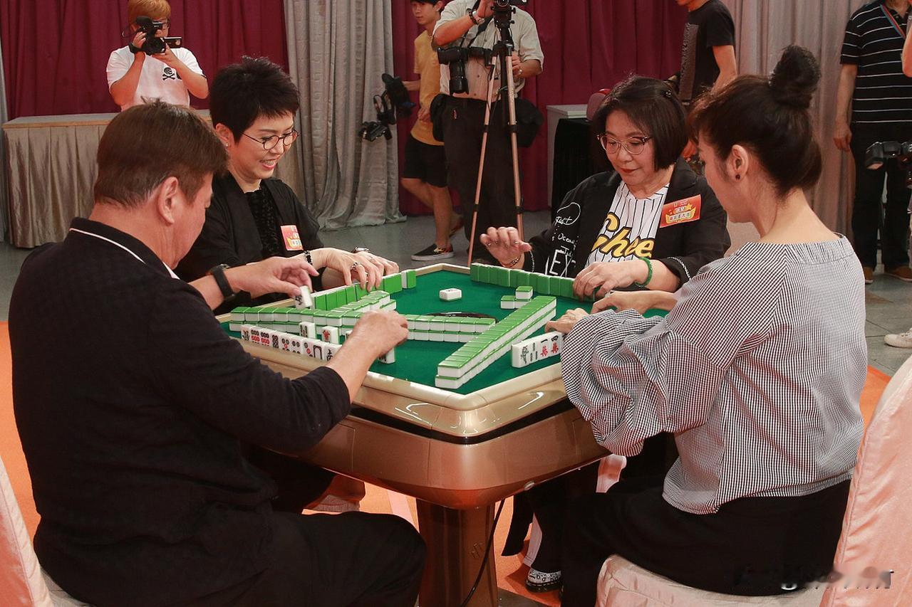 直接翻脸吧，怕伤感情；要是碍于情面硬着头皮去，之前的坚持就白搭了。回绝的时候态度